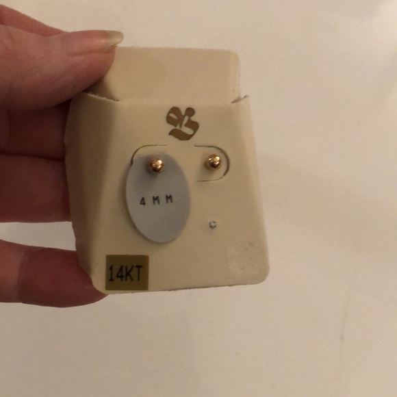 14kt gold stud earrings - Picture 2 of 7